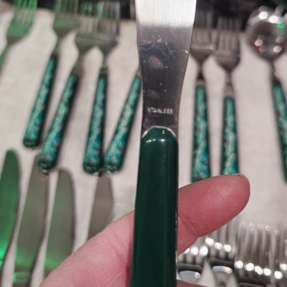 40 Piece Vintage Christmas Stainless Steel Silverware With Collector's Tin - Picture 7 of 7